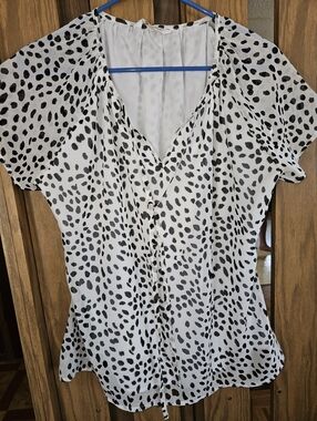 NWT Fantaslook Sz L Black and White Spot Print V-Neck Top